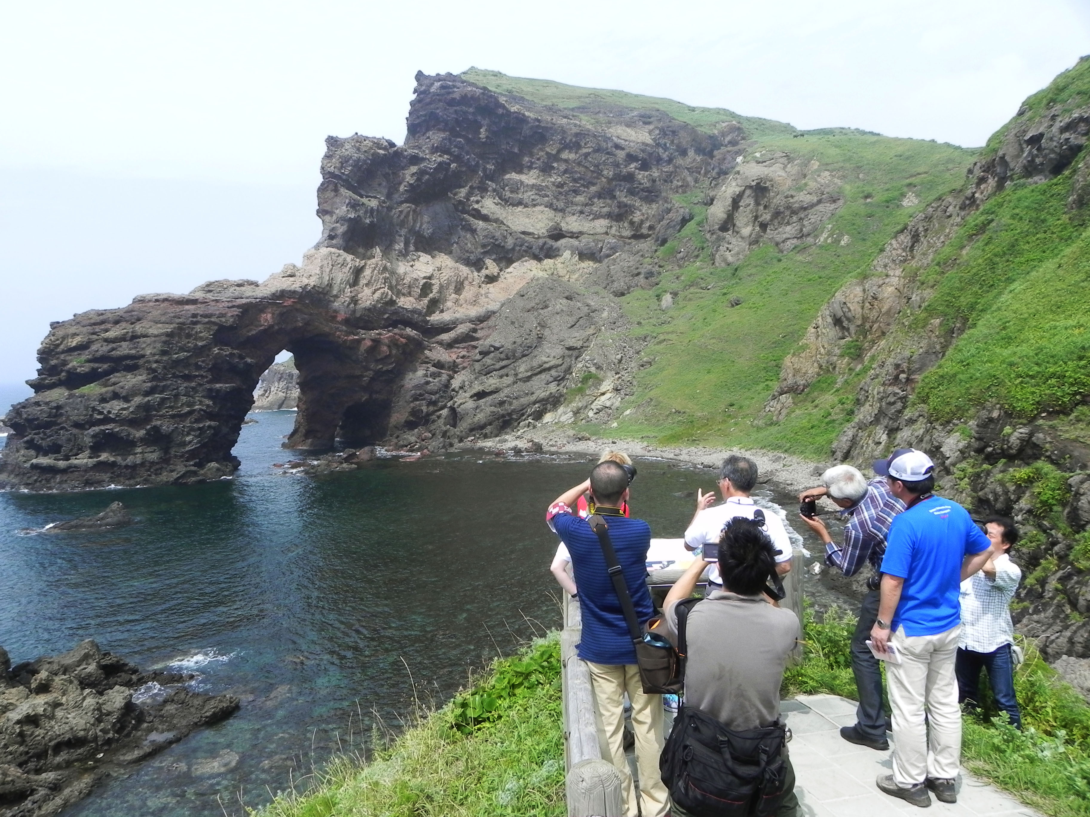 世界認定候補地の西ノ島海岸を案内する会員の画像