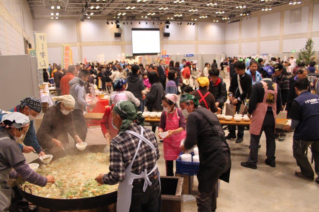 チャレンジナンバー13のメイン画像、「いいこといっしょにいきいきフェスタ」で大鍋で芋煮を振る舞うボランティアのメンバー（2012年12月）