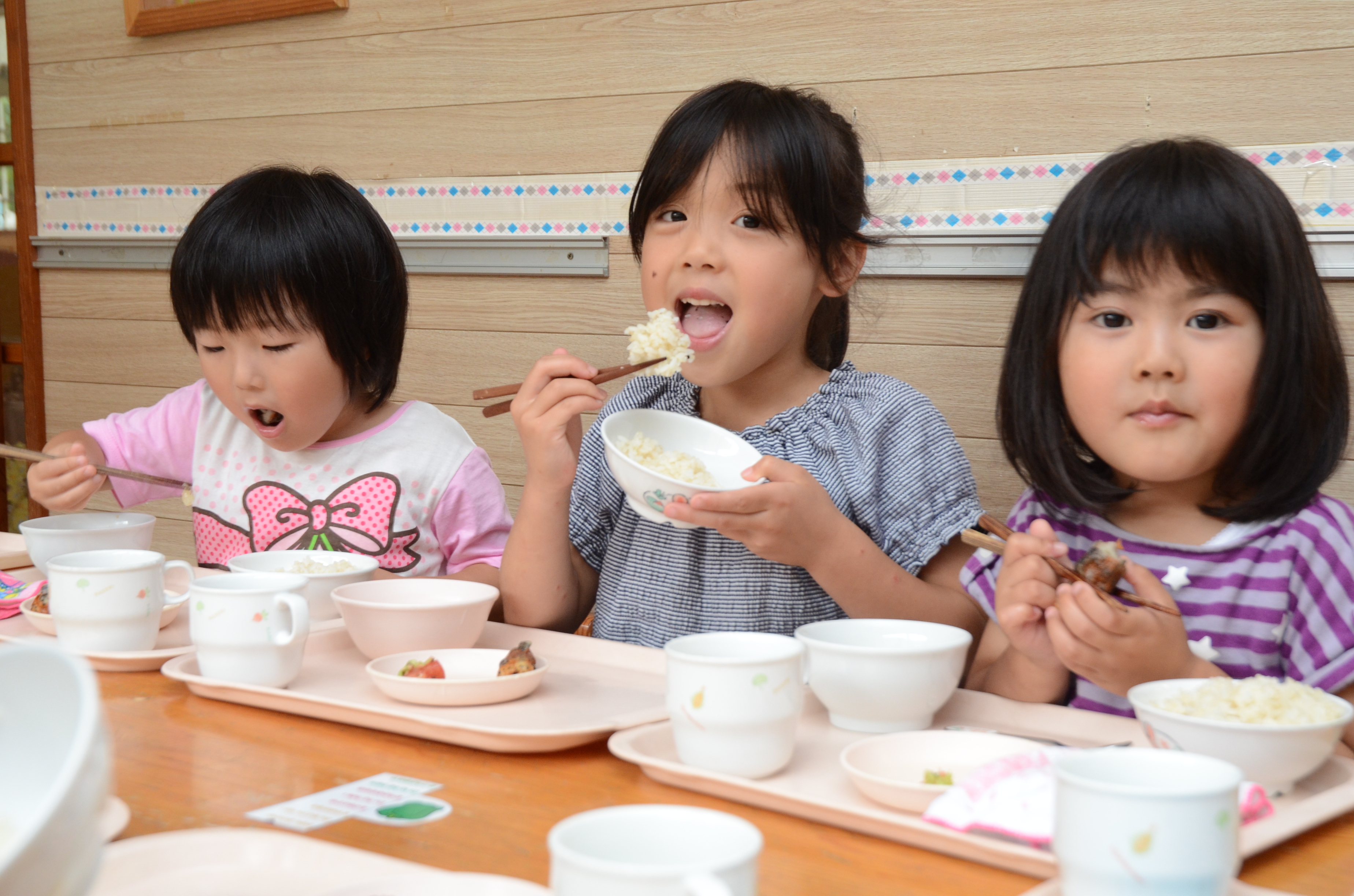 チャレンジナンバー2のメイン画像、市内で収穫された野菜で作った給食をおいしそうに食べる吉田保育所の園児たち