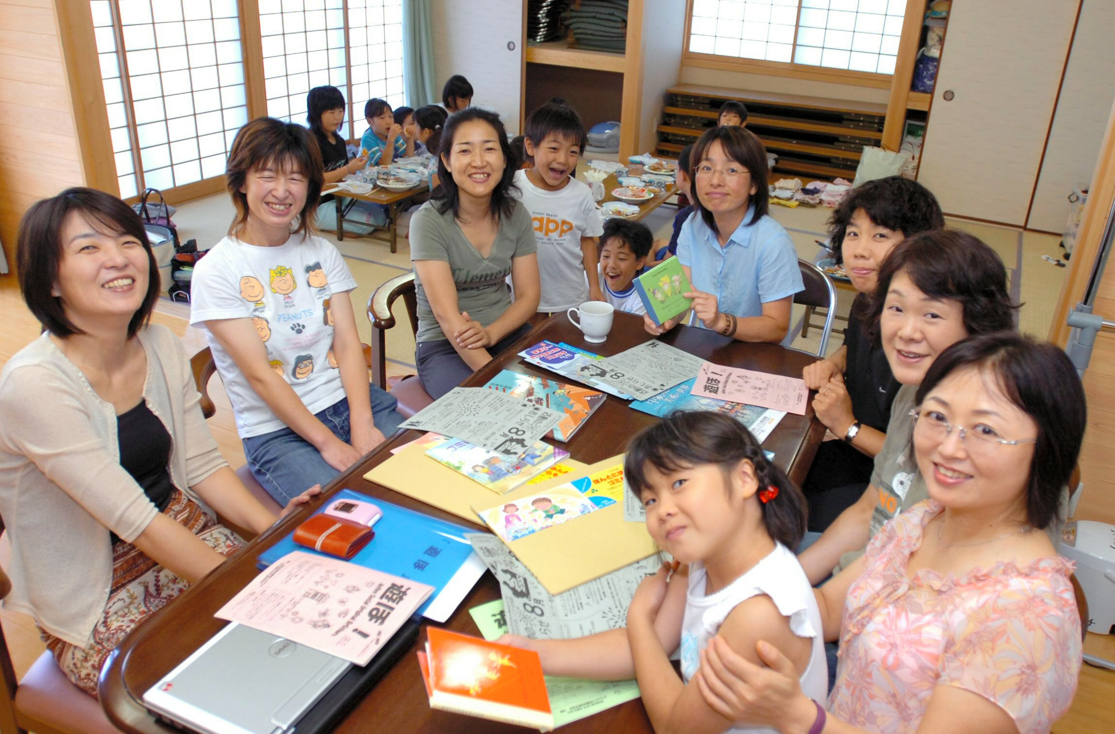 和やかに話し合う会員