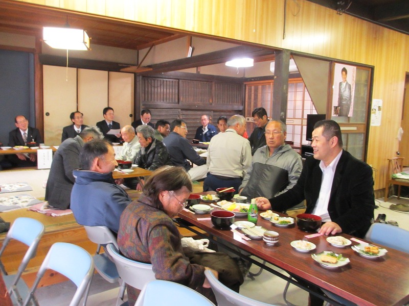 会食しながら活動の在り方などを意見交換