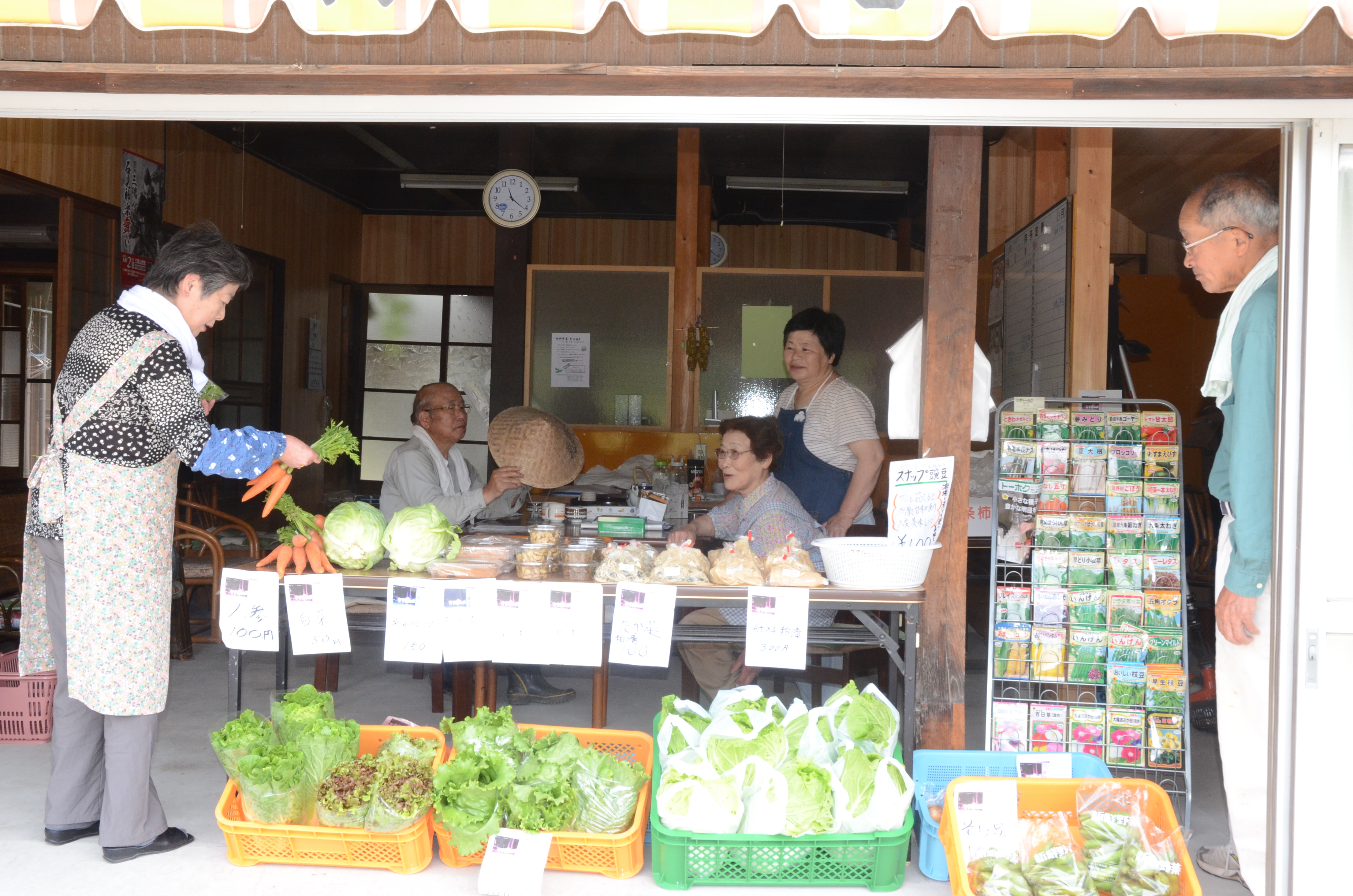 チャレンジナンバー4のメイン画像、住民の居場所として開設した、有人野菜市「黒沢のてご屋」。いつも楽しい会話が弾む