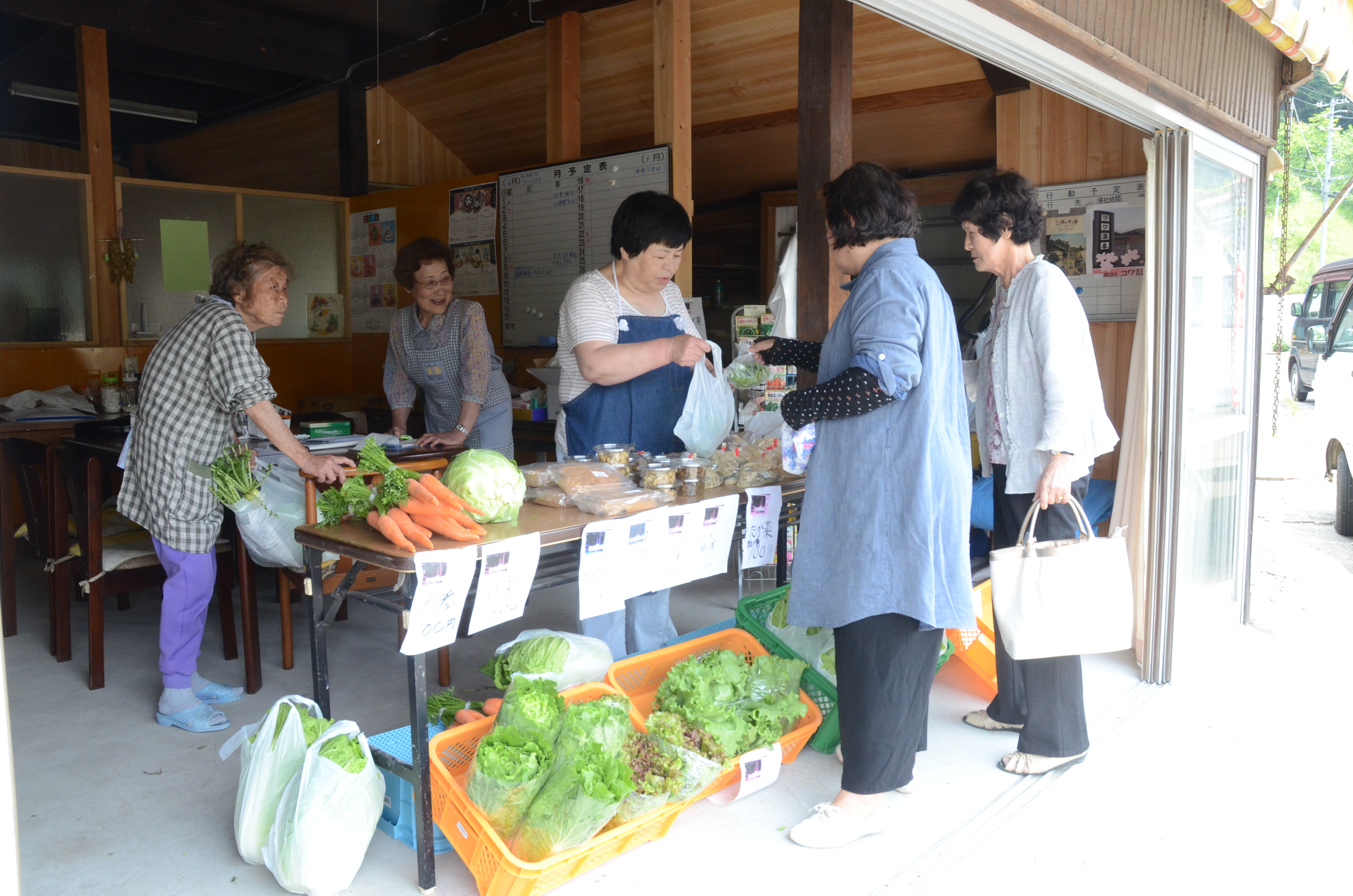 朝採れ野菜や漬物などを買い求めるお客さんとの会話も楽しみ