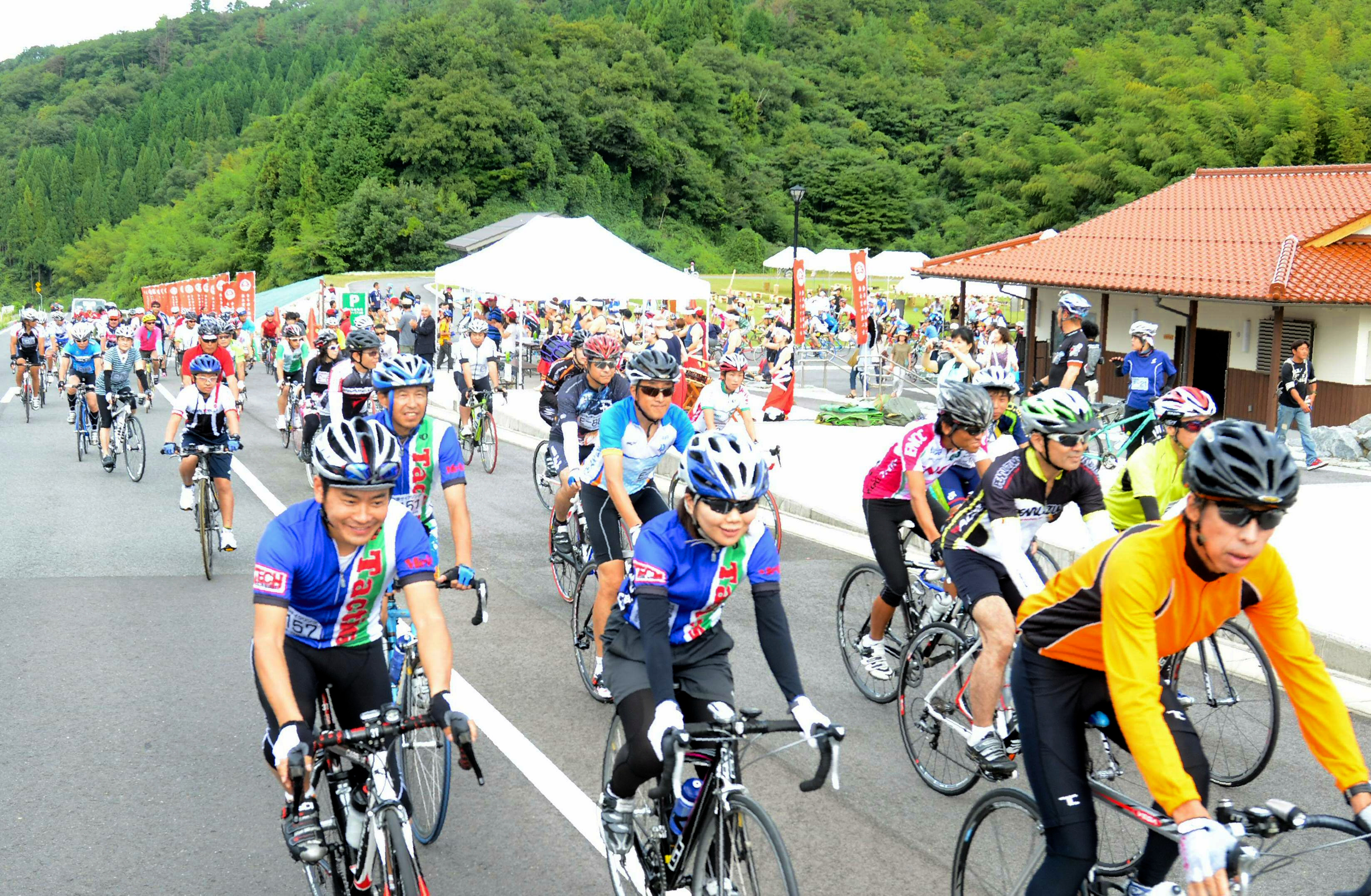 チャレンジナンバー6のメイン画像、ダム湖周辺のサイクリングコースを走る参加者。毎年、県内外から多くの参加がある