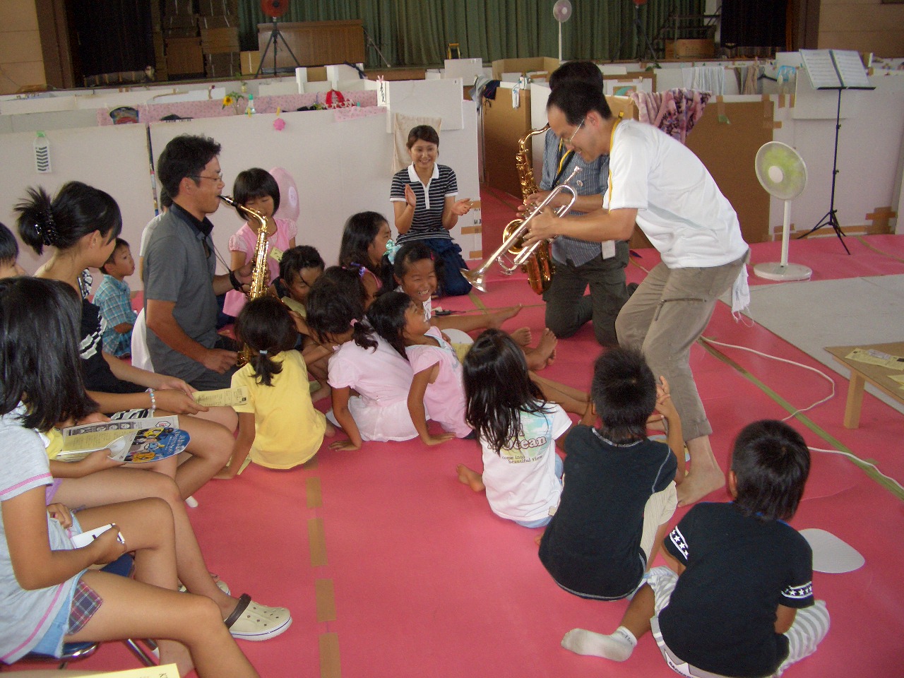 避難所を訪れ、楽器演奏で子どもたちを励ます