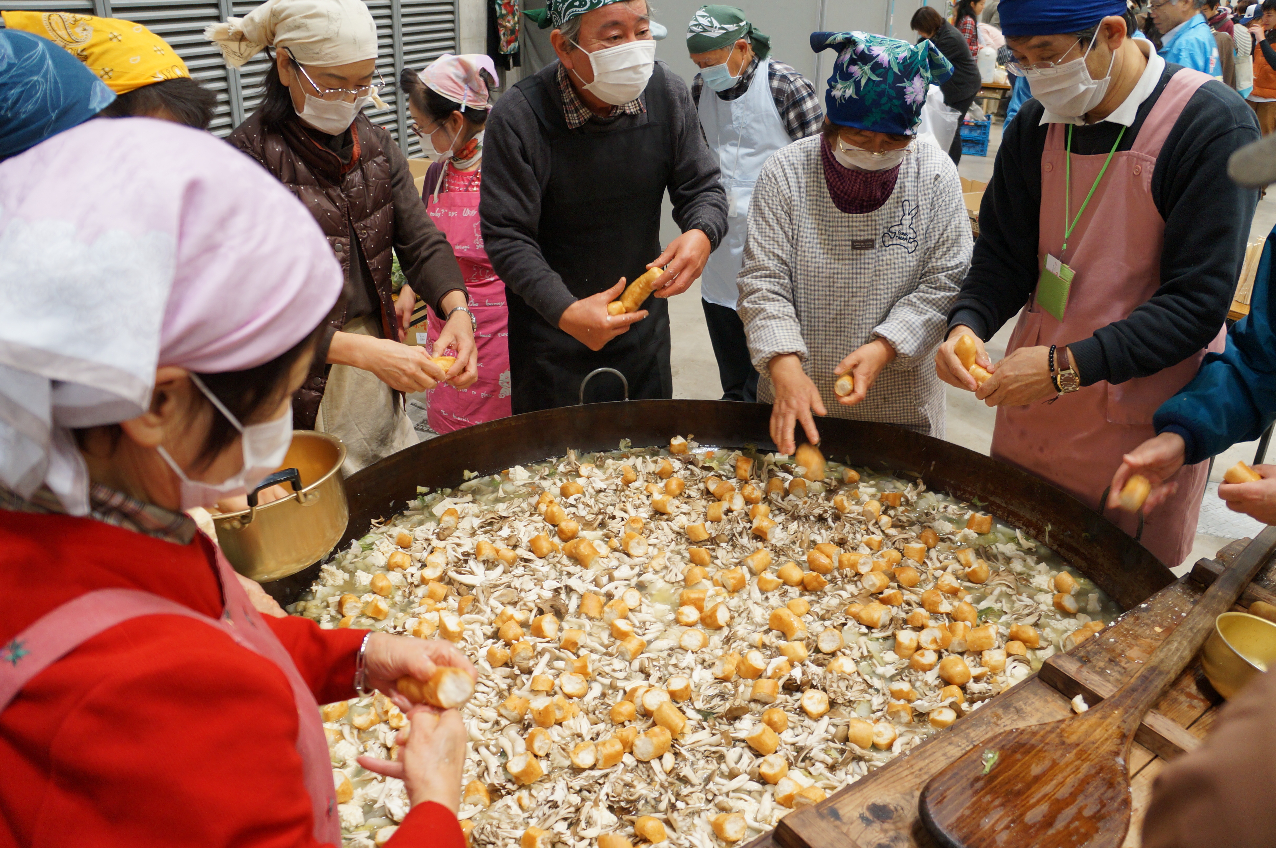 大鍋で約８００人分の芋煮を作り、参加者に振る舞った