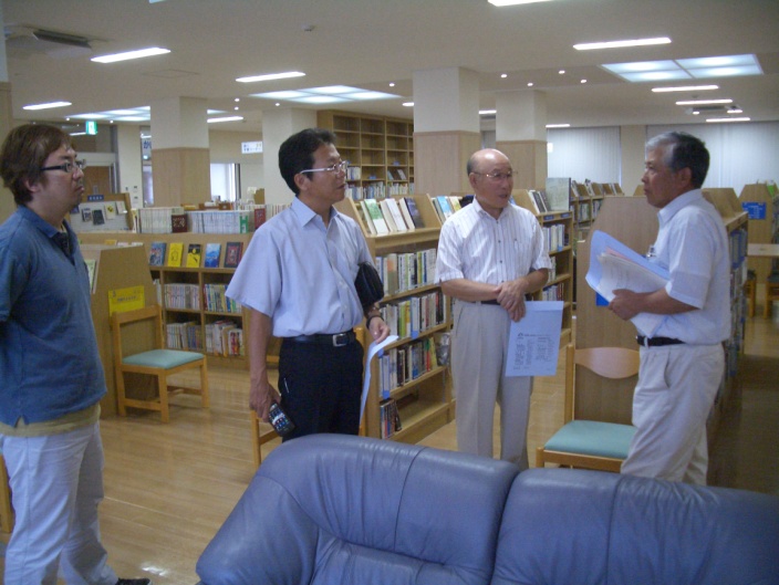鳥取県の岸本図書館を視察する会員ら